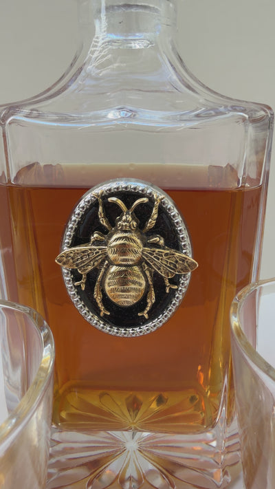 video showing our gold bee decanter gift set with a decanter and two bourbon glasses