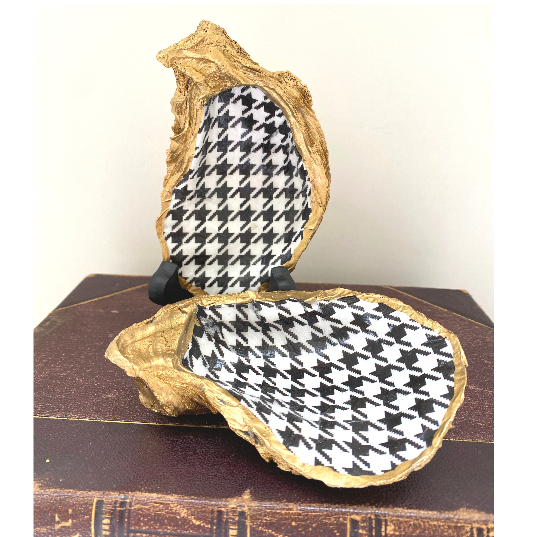 Oyster Shell Art, Hounds tooth Check, Black and White