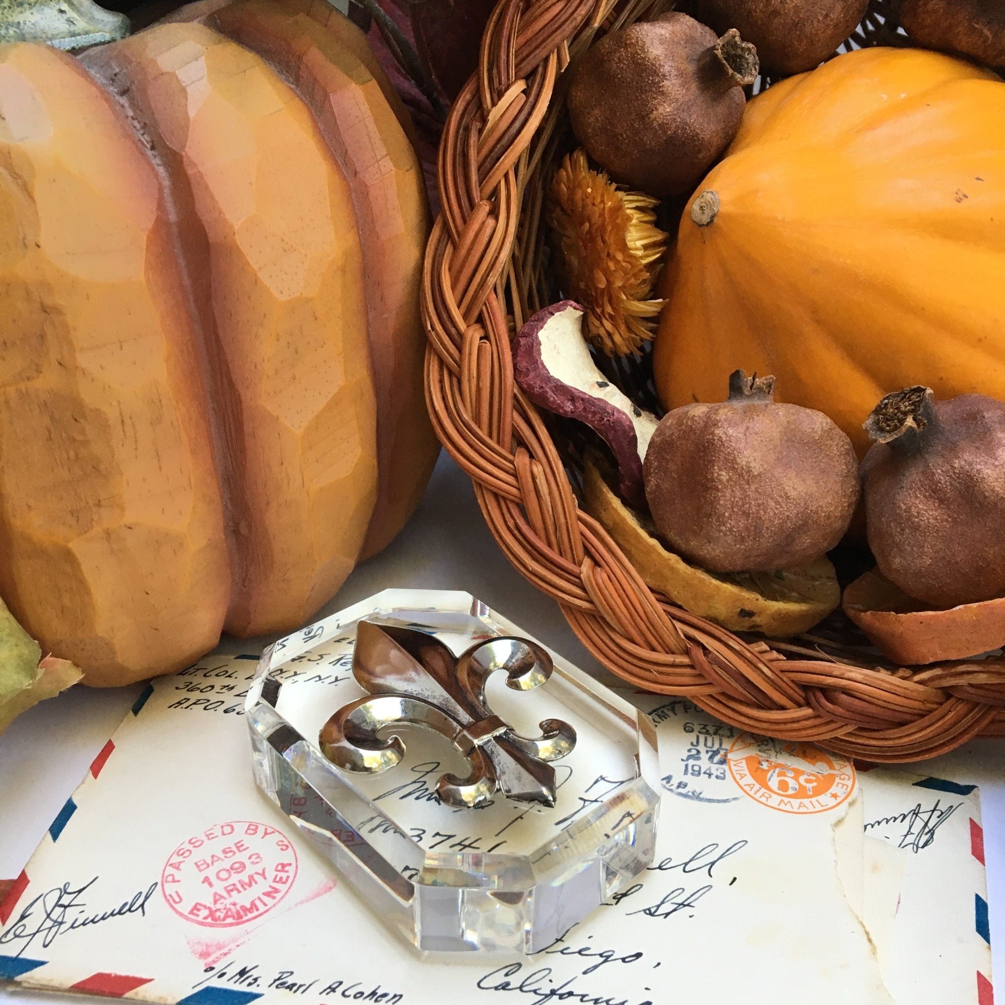 The paperweight with the fleur de lis medallion is an acrylic paperweight with a silver medallion. The paperweight measures 3 1/2" x 2 1/2" x 1" and makes a classic desk accessory. This is a great gift for fleur de lis lovers!