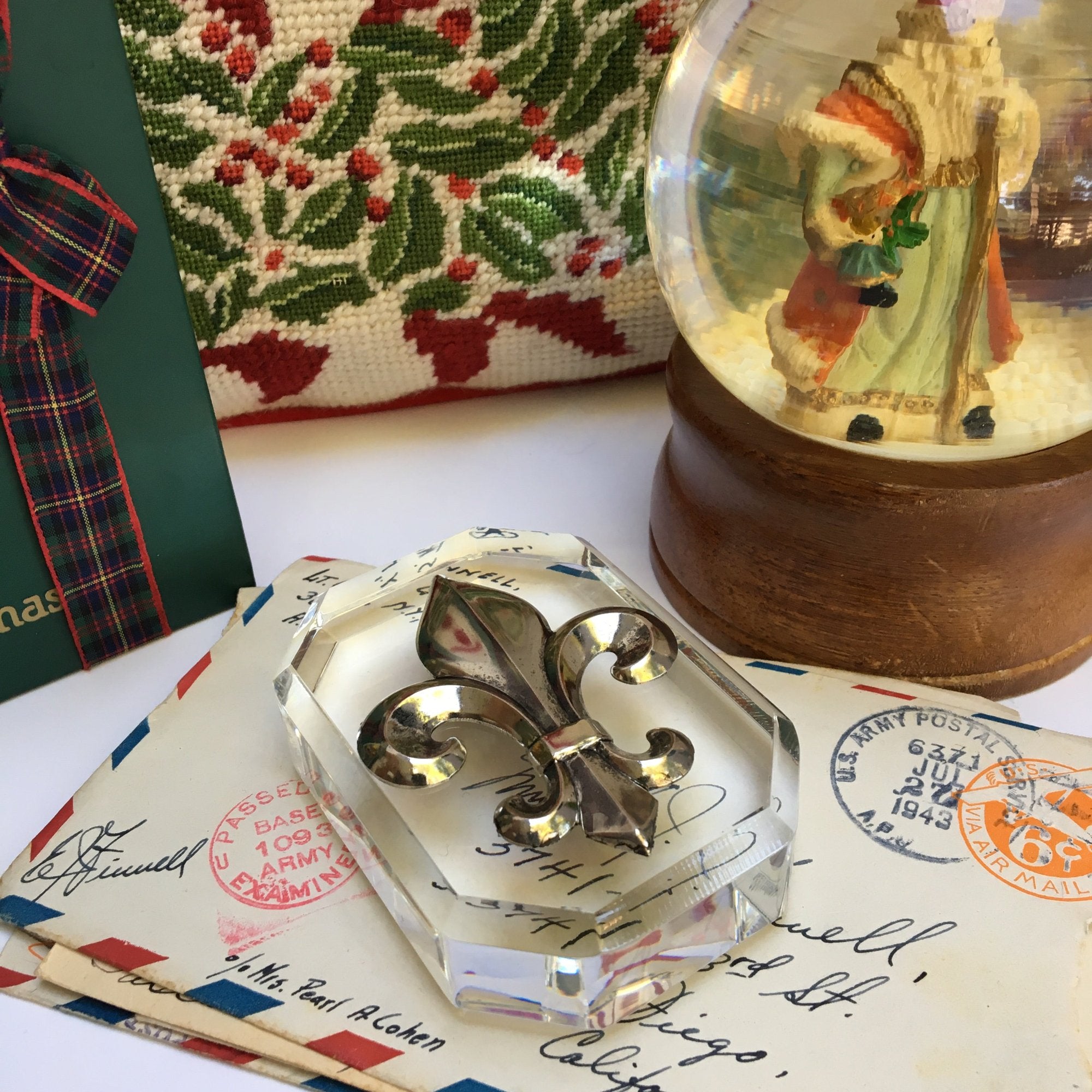 The paperweight with the fleur de lis medallion is an acrylic paperweight with a silver medallion. The paperweight measures 3 1/2" x 2 1/2" x 1" and makes a classic desk accessory. This is a great gift for fleur de lis lovers!