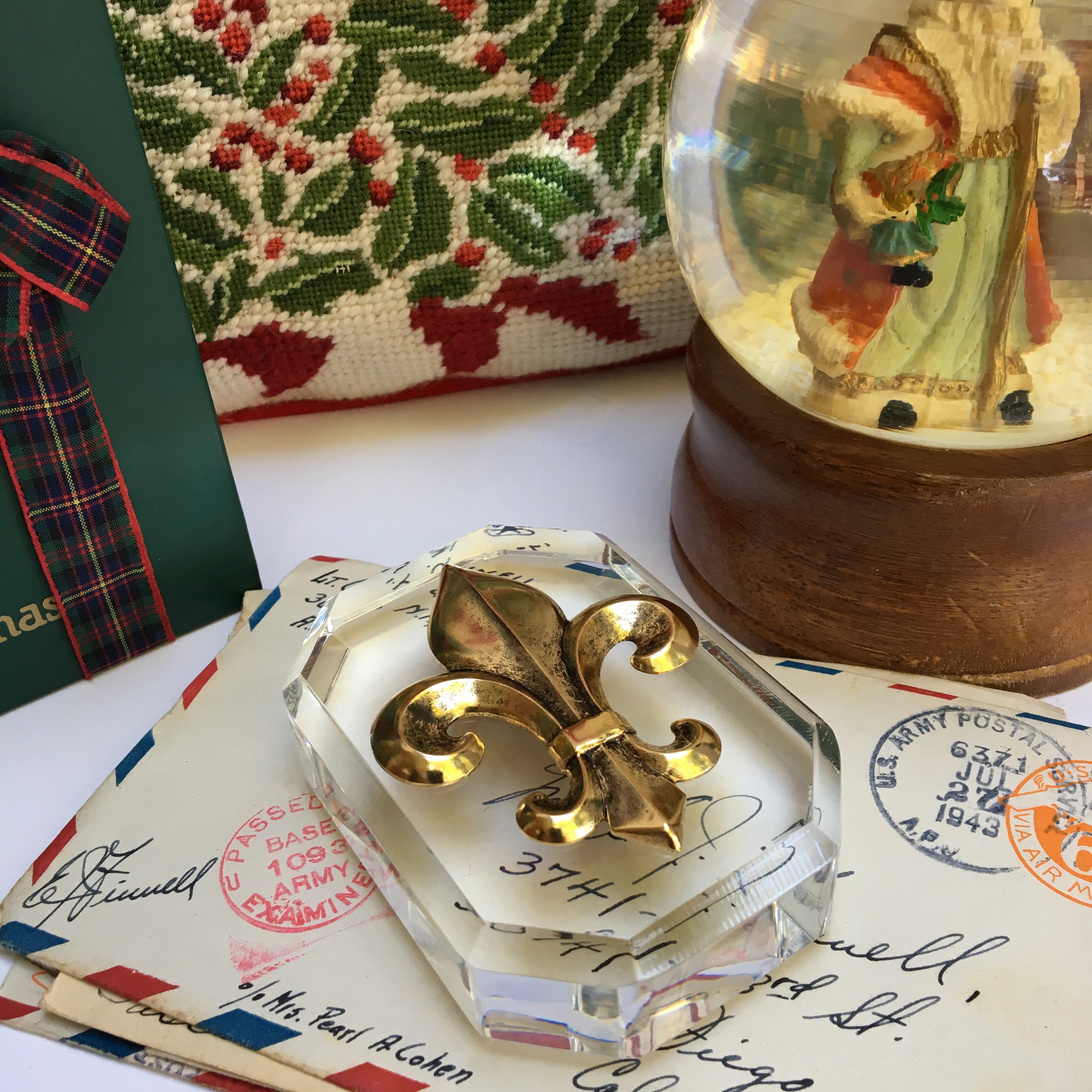 Paperweight,  Gold Fleur de lis, Acrylic Octagon